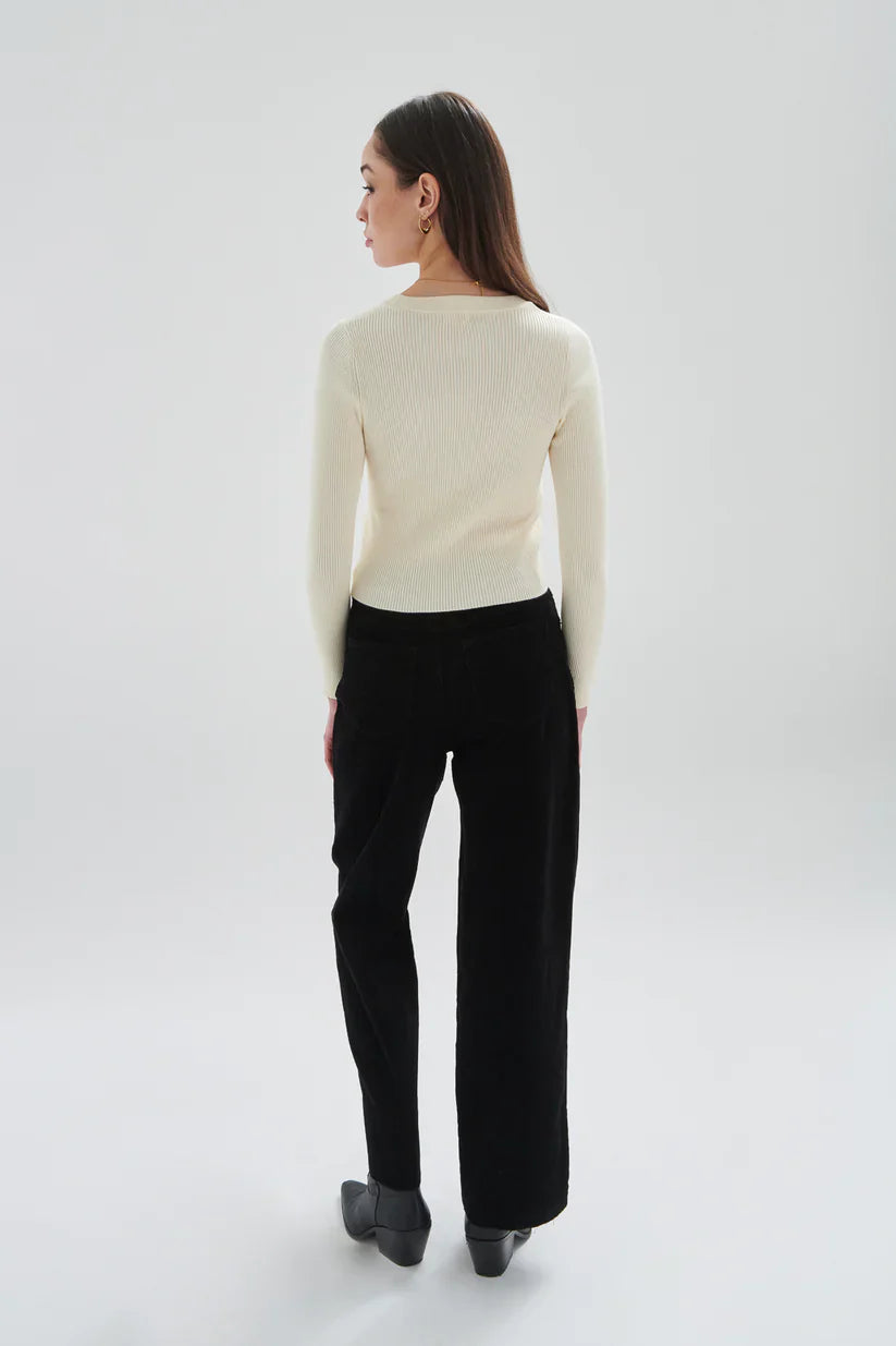 Women’s essential ivory knit sweater featuring ribbed detailing, fitted shape, and versatile cropped silhouette.
