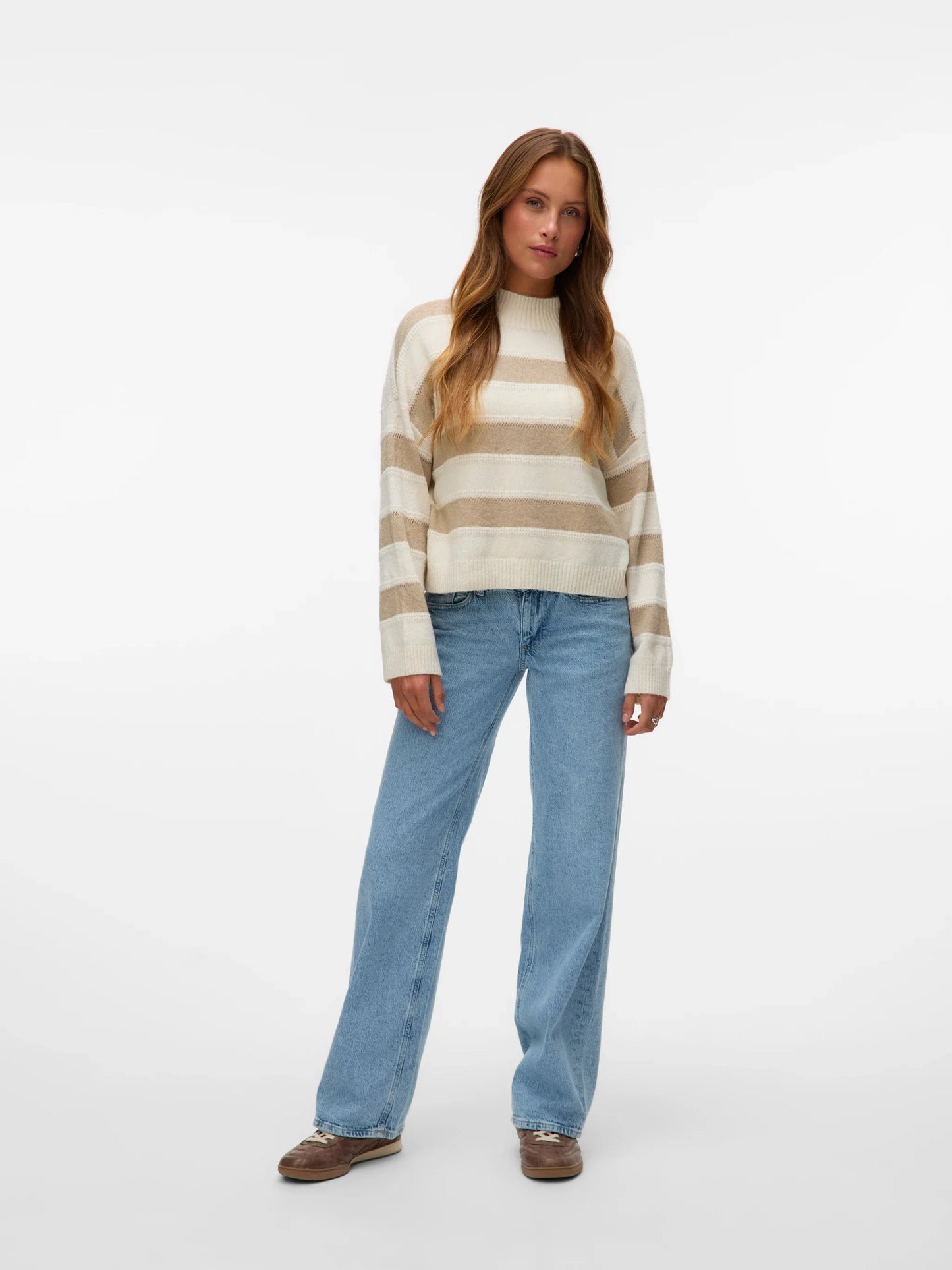 Women’s oversized striped sweater in ivory and beige for minimalist outfits, capsule wardrobes, and trendy seasonal layering.