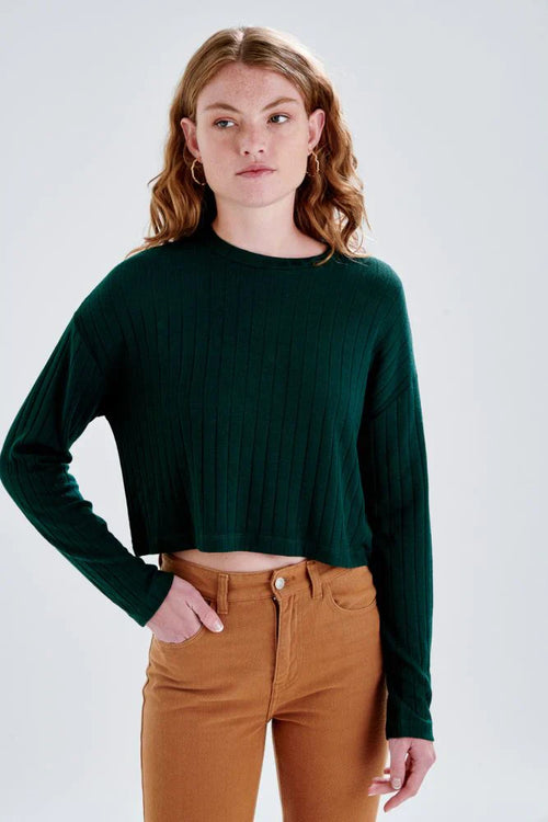 Women’s fitted rib knit crop sweater featuring long sleeves and rich green tone for elevated street style fashion.