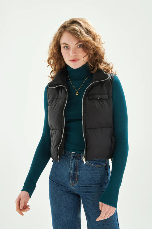 Women’s lightweight quilted puffer vest with stand collar and zip-up front for casual outdoor and travel outfits.