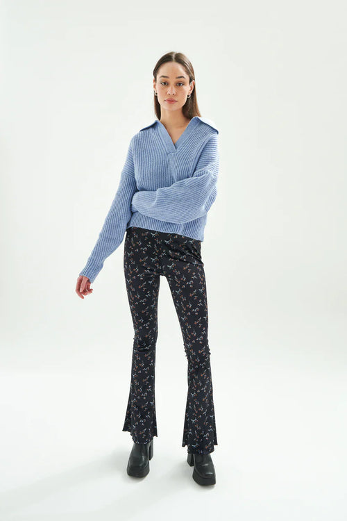 Women’s boho flare pants with ditsy floral pattern and slim leg fit for Y2K-inspired casual street style looks.