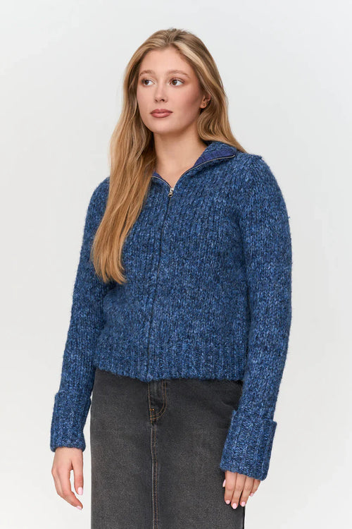 Casual luxe women’s chunky cardigan styled for autumn and winter outfits