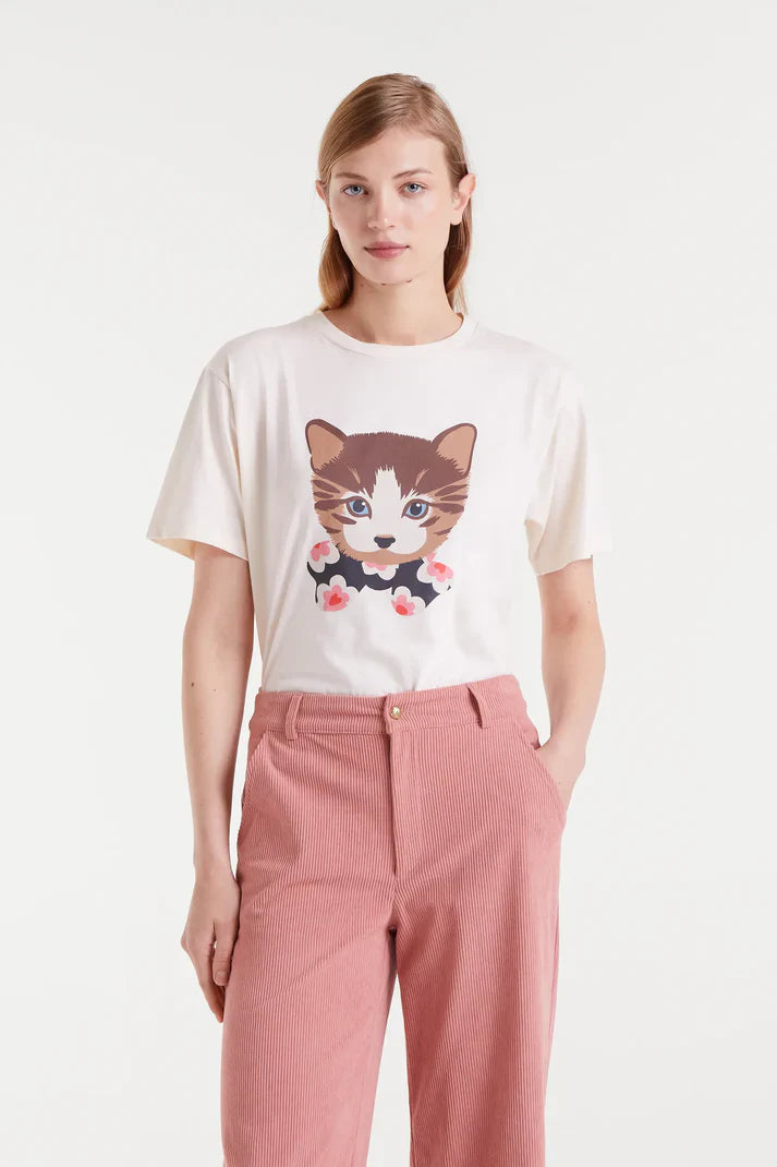 Women’s cute kitten graphic tee in white with short sleeves and relaxed fit for cat lovers and playful everyday fashion.