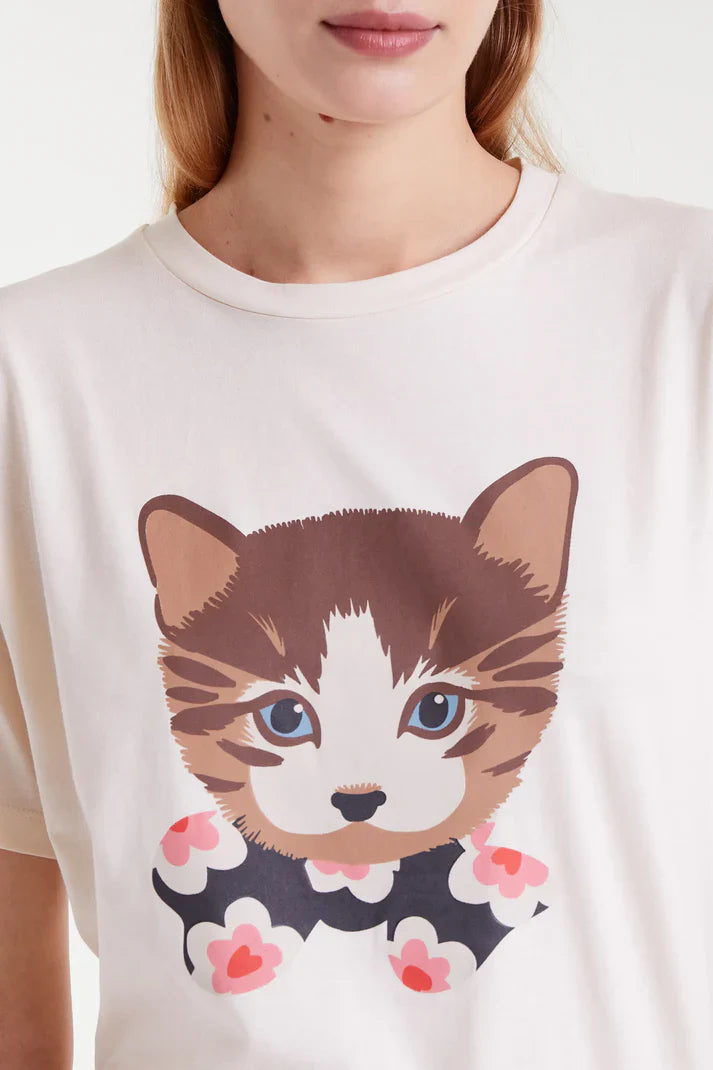 Women’s white cat graphic T-shirt with cute kitten and floral illustration for casual everyday outfits.