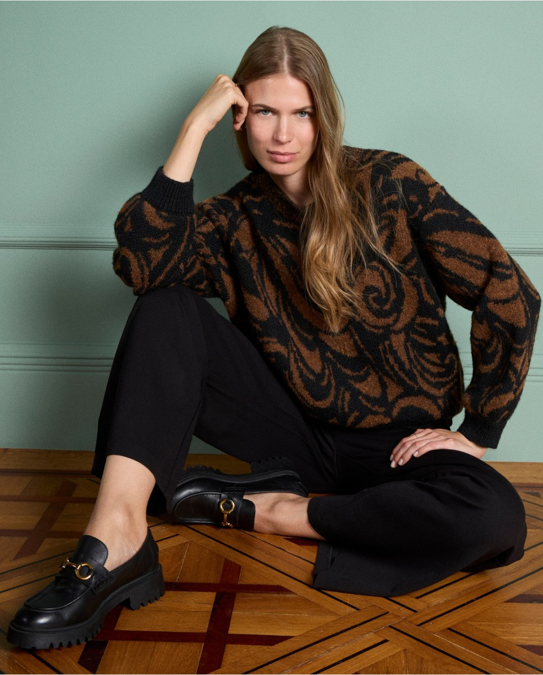 Women’s full-length black wide-leg trousers with relaxed fit and pockets for versatile office, travel, and smart casual outfits.