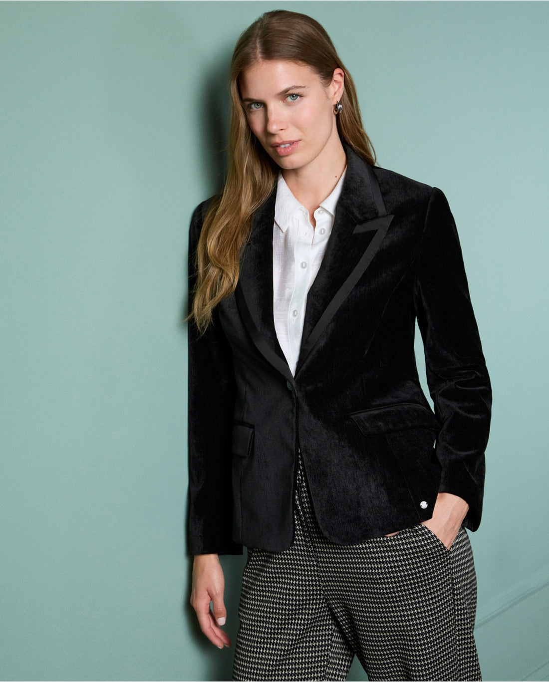 Women’s black velvet blazer with satin-trim lapels and tailored fit for elegant evening wear, holiday parties, and special occasions.
