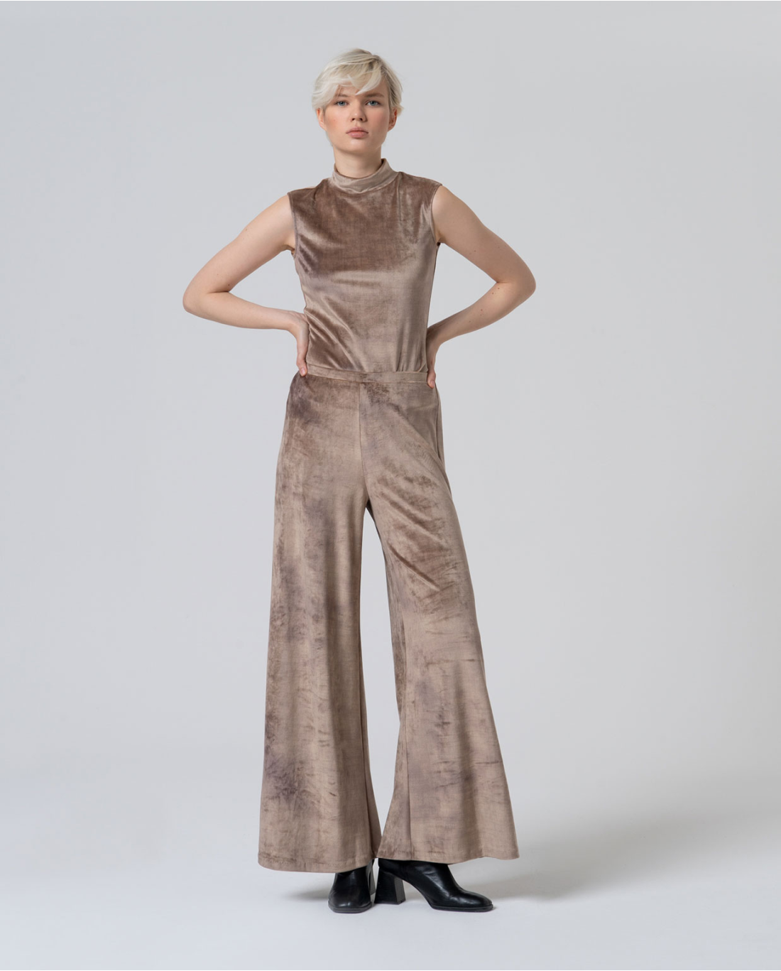 Women's champagne velvet pants, high-waisted wide-leg party trousers for sophisticated holiday and evening wear