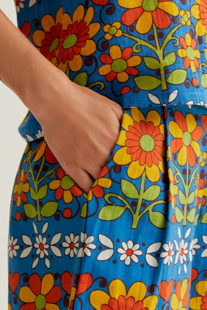 Women's vibrant blue botanical print shorts with retro daisy pattern, relaxed silhouette and practical side pockets for everyday summer wear.