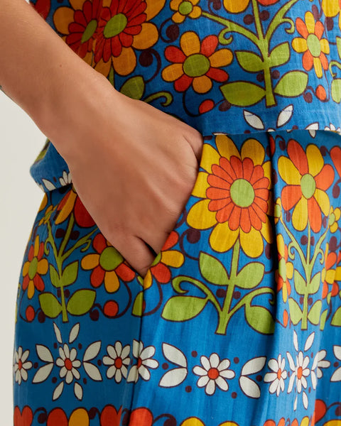 Women's vibrant blue botanical print shorts with retro daisy pattern, relaxed silhouette and practical side pockets for everyday summer wear.