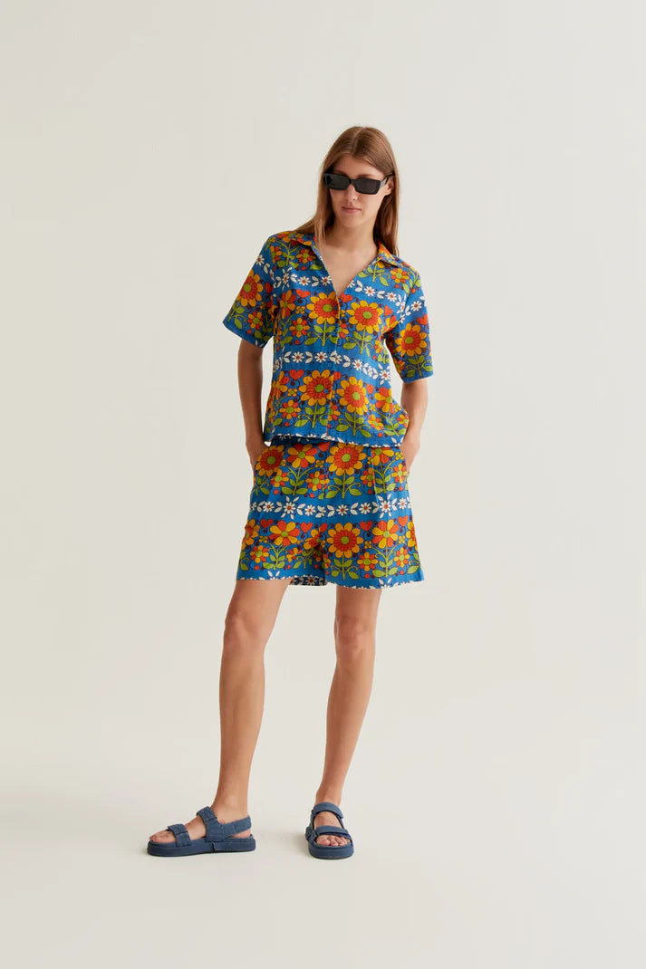 Women's retro flower print shorts featuring a bright botanical design, casual fit and side pockets for vacation and festival outfits.