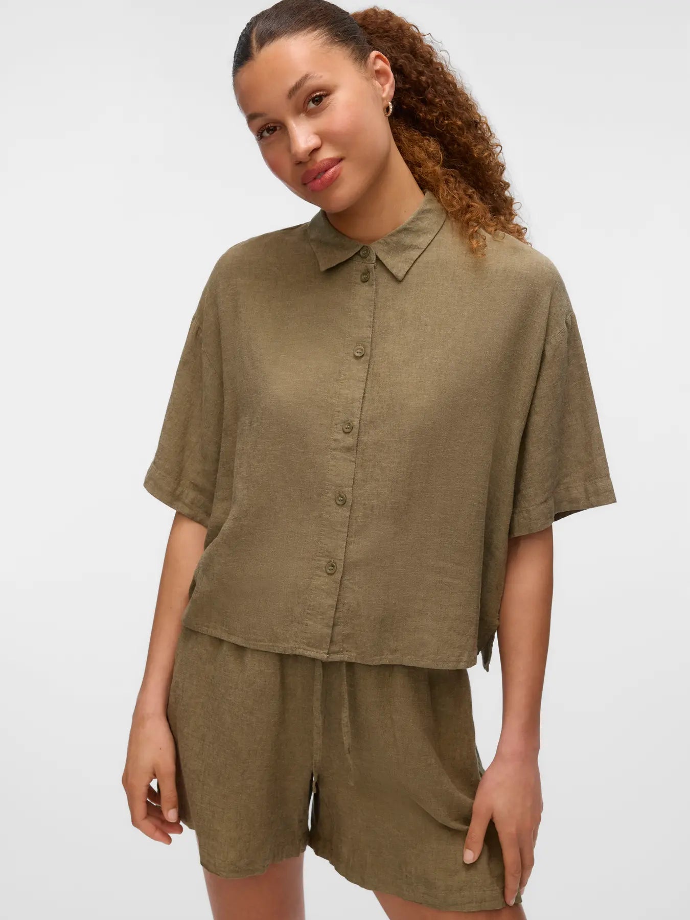 Women's relaxed-fit olive button-up shirt with drop shoulders, classic collar and lightweight fabric for business casual, vacations and weekend outfits.