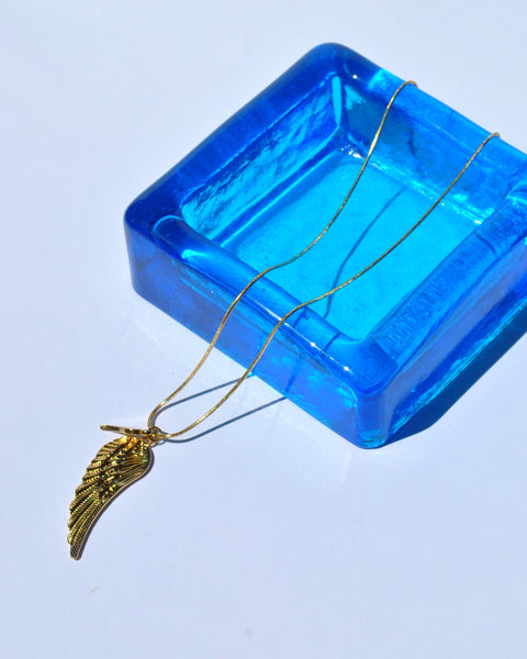Women’s trendy wing pendant necklace featuring sleek gold finish and delicate minimalist chain design.