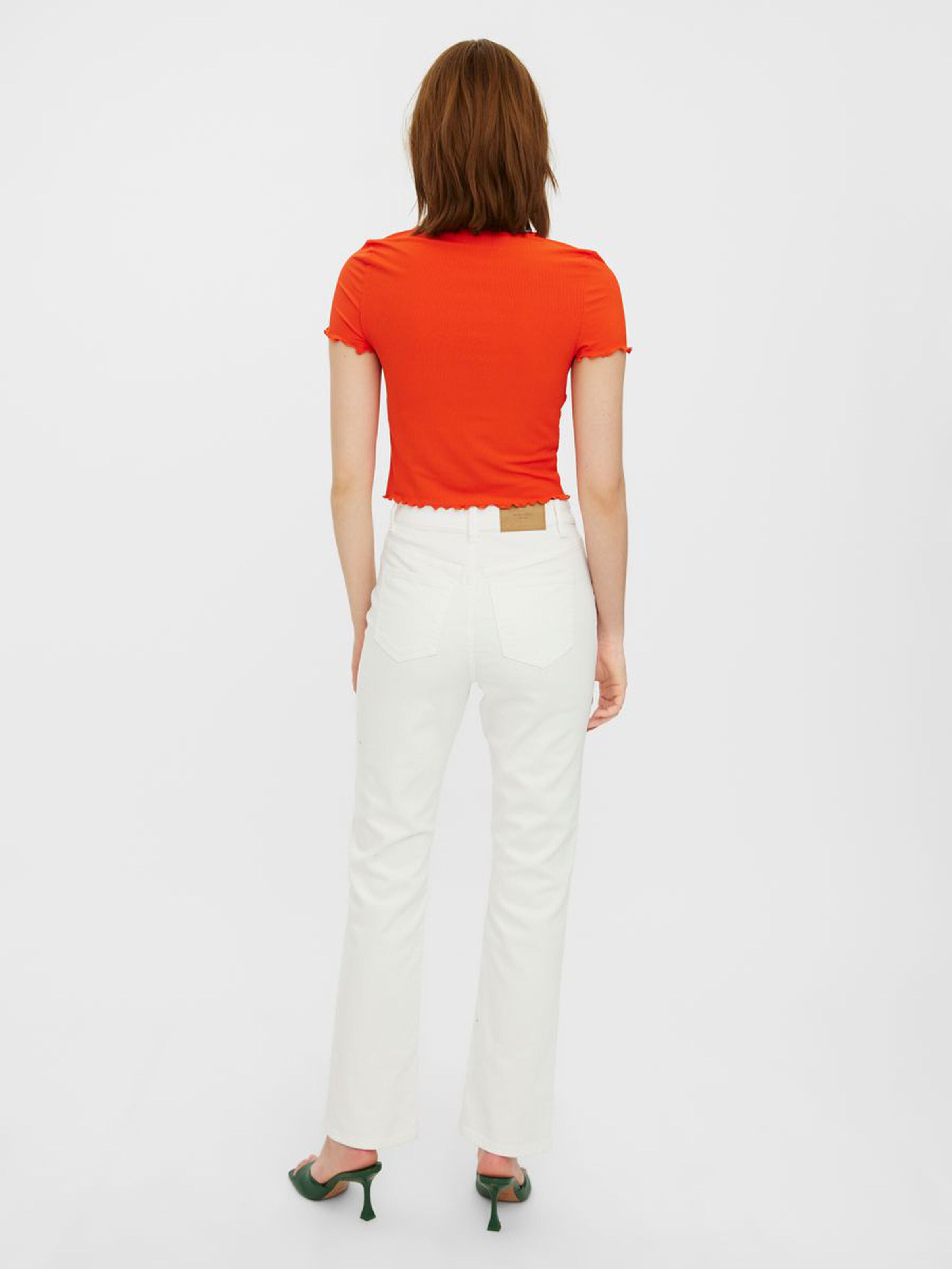 White ankle-length jeans featuring a clean silhouette and contemporary fit.