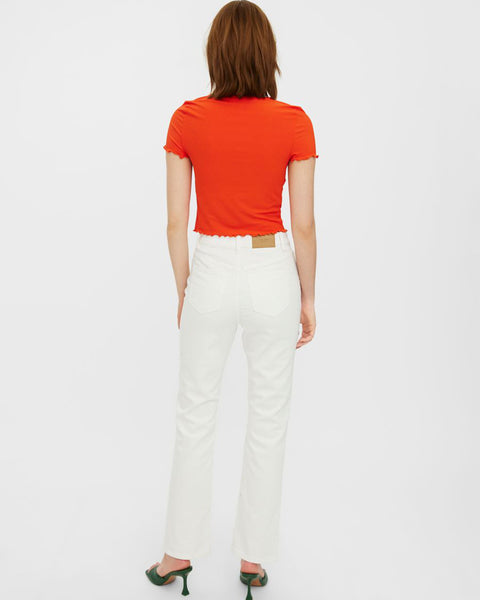 White ankle-length jeans featuring a clean silhouette and contemporary fit.