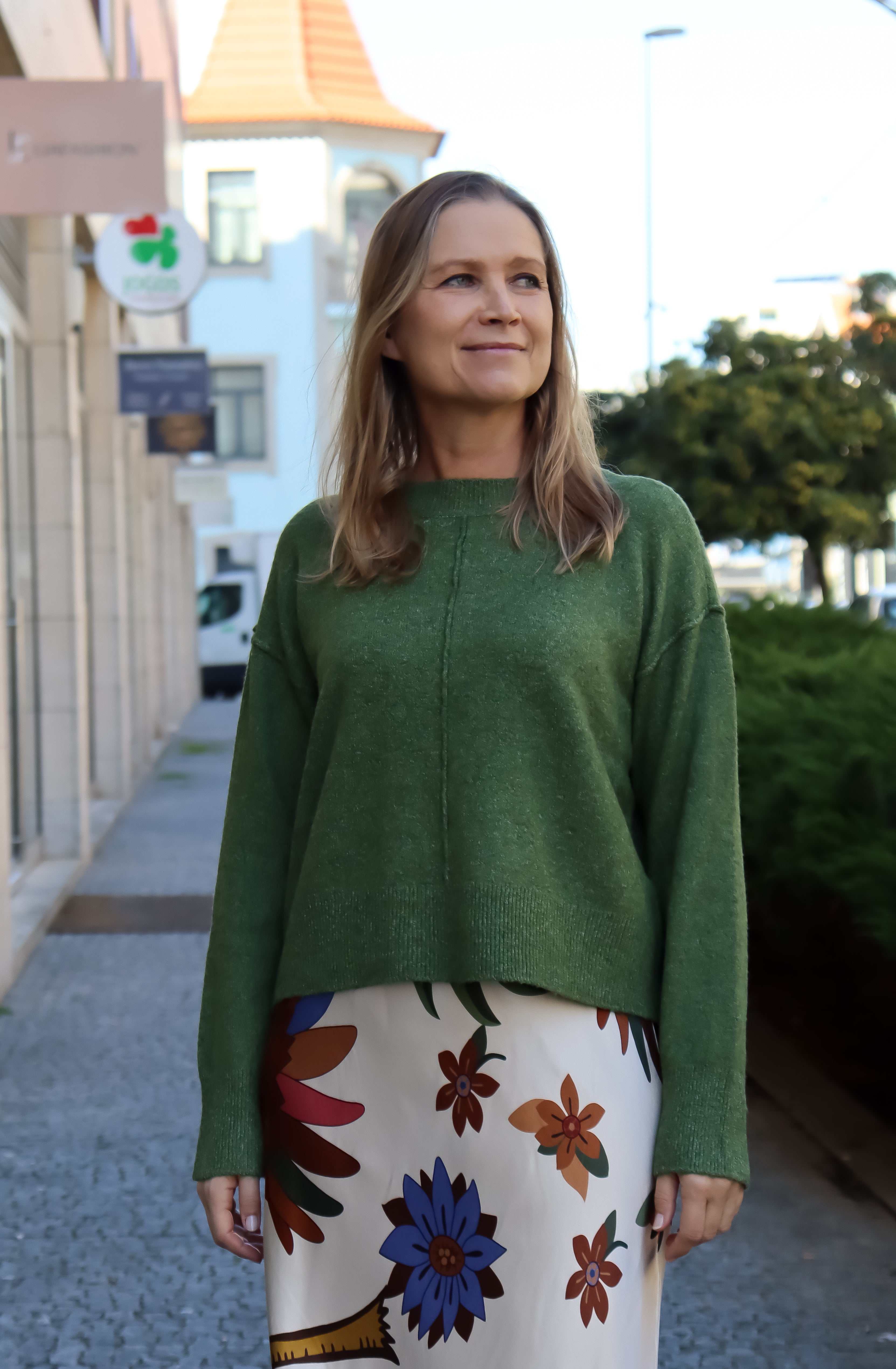 Minimalist women’s green knitwear featuring a relaxed fit and timeless casual-luxe wardrobe versatility.