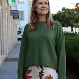 Minimalist women’s green knitwear featuring a relaxed fit and timeless casual-luxe wardrobe versatility.