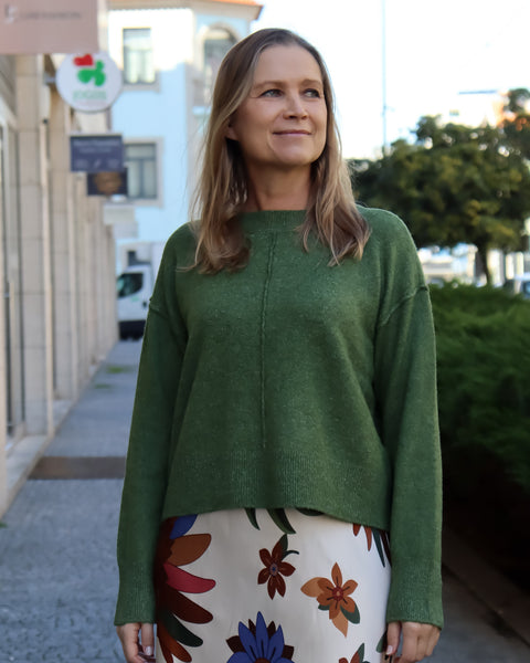 Minimalist women’s green knitwear featuring a relaxed fit and timeless casual-luxe wardrobe versatility.