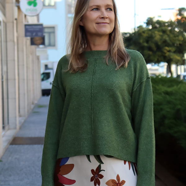 Minimalist women’s green knitwear featuring a relaxed fit and timeless casual-luxe wardrobe versatility.