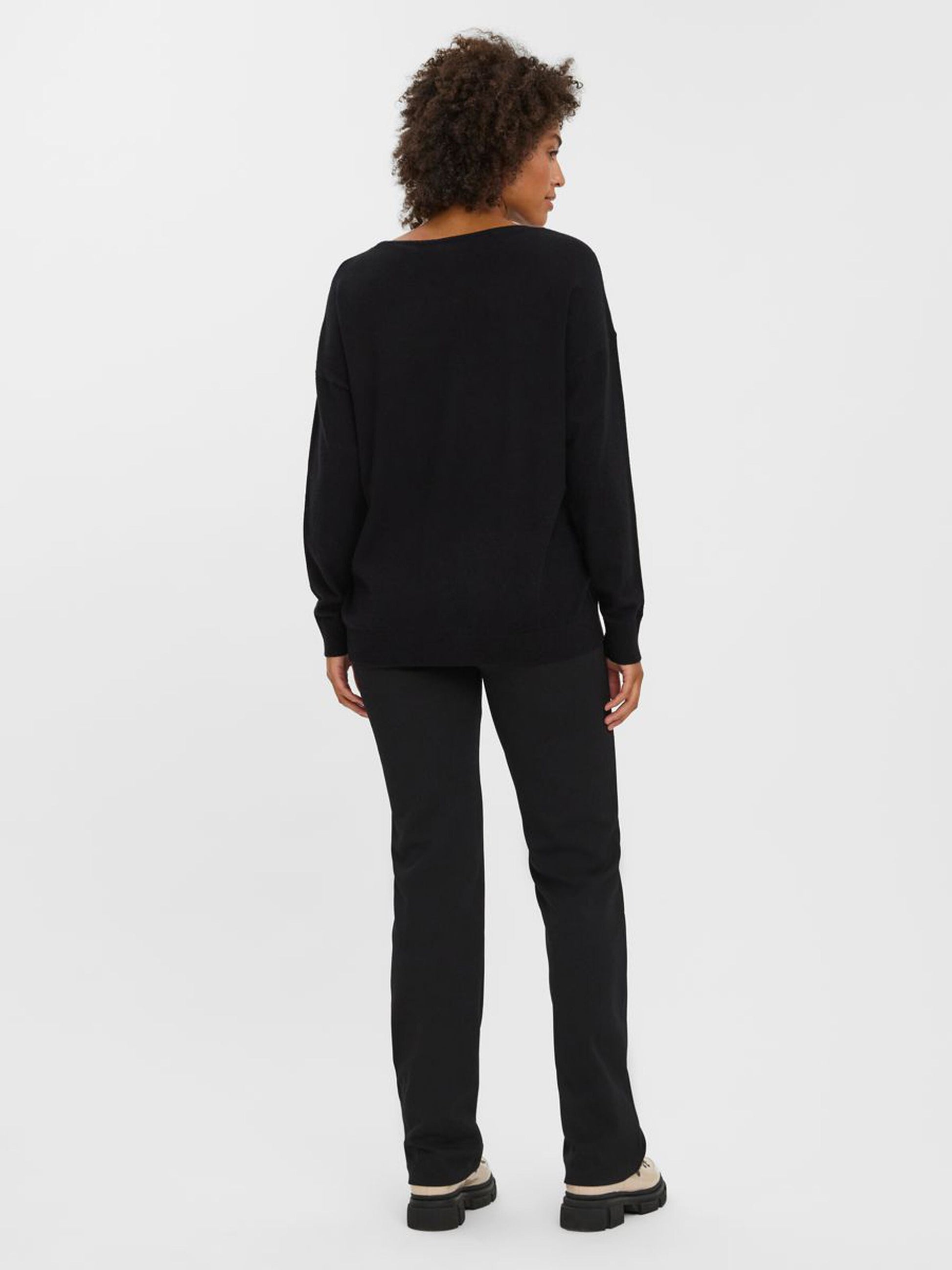 Elegant black knit pullover with long sleeves and an effortless everyday silhouette.