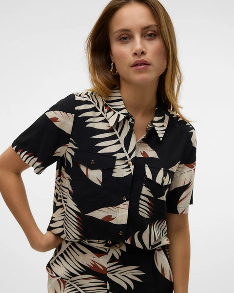 Trendy resort-style cropped shirt with tropical foliage pattern and effortless coastal chic appeal.