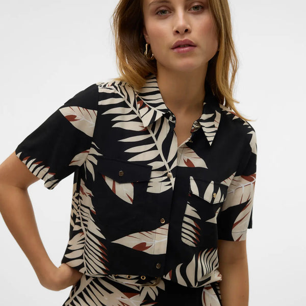 Trendy resort-style cropped shirt with tropical foliage pattern and effortless coastal chic appeal.