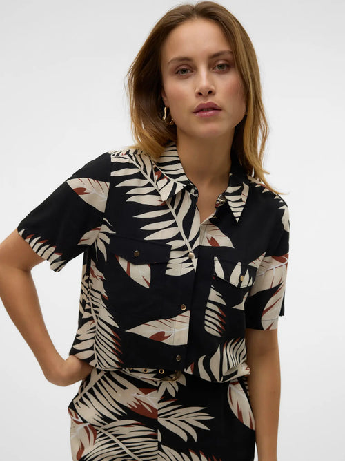 Trendy resort-style cropped shirt with tropical foliage pattern and effortless coastal chic appeal.