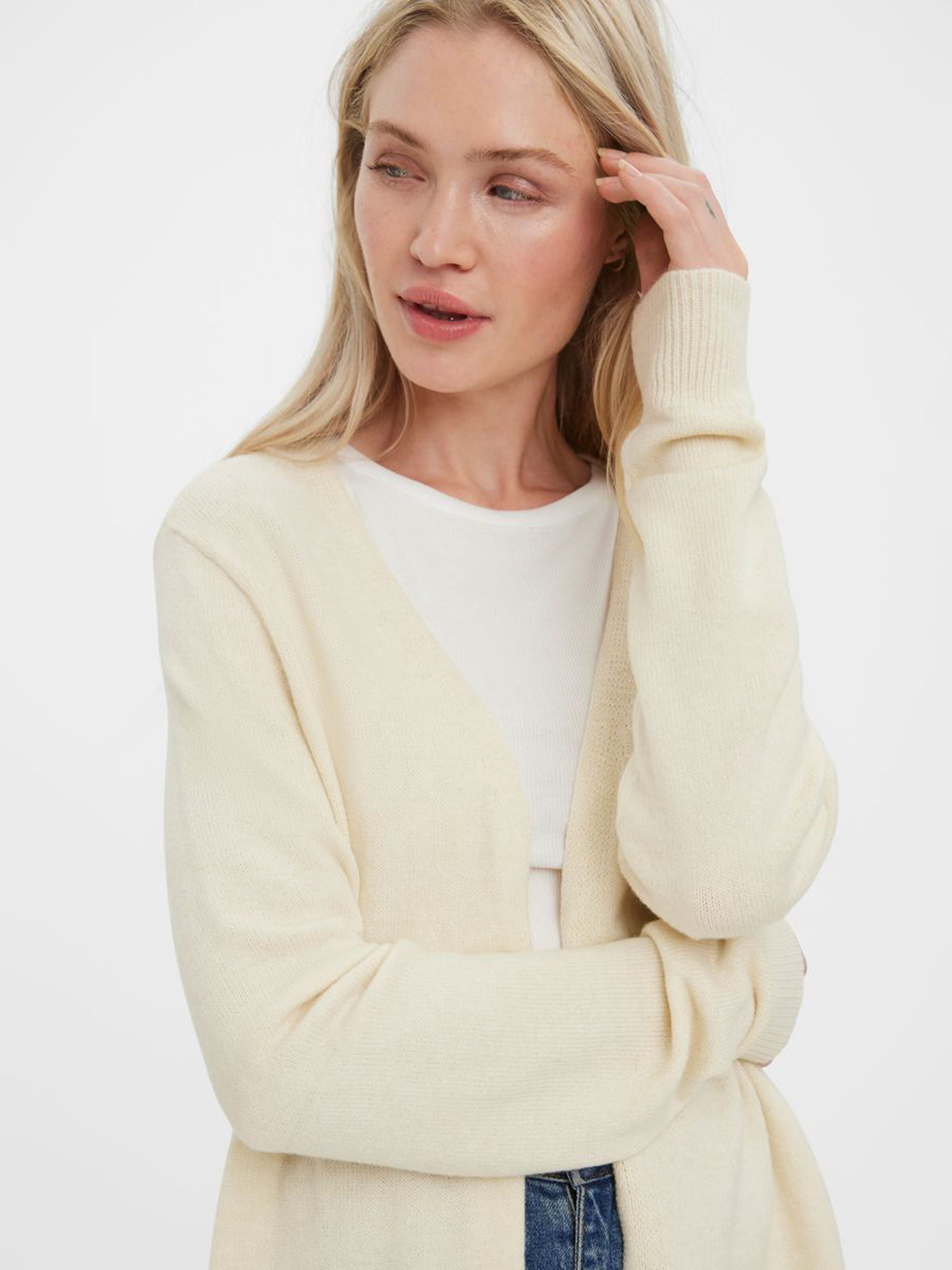 Women's versatile layering cardigan featuring an open front silhouette and cozy knit fabric.