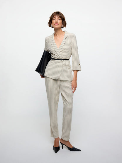 Modern women’s tailored blazer layered over casual denim for polished everyday smart-casual fashion looks.