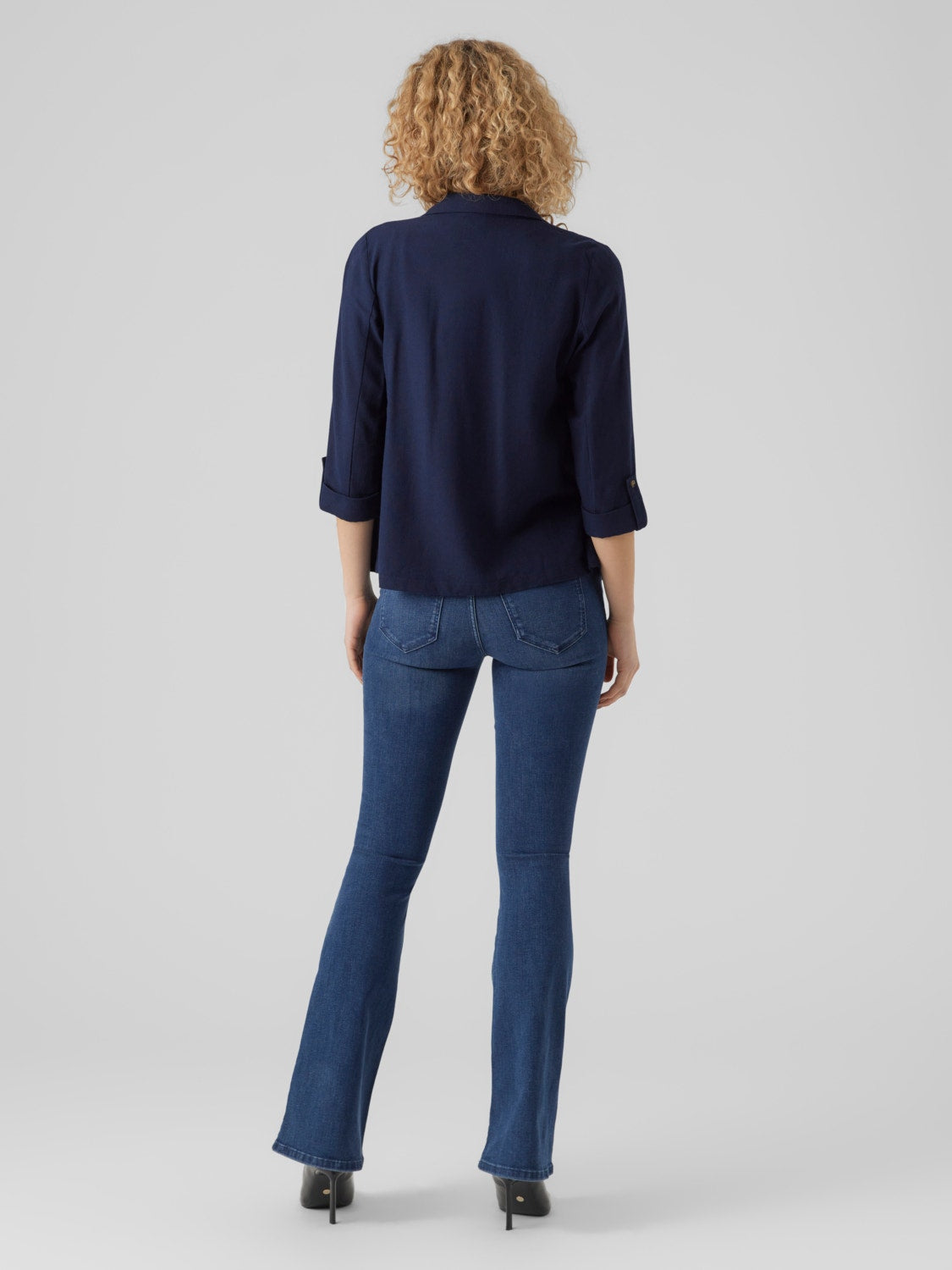 Women's versatile layering blazer combining comfort, structure, and elegance.