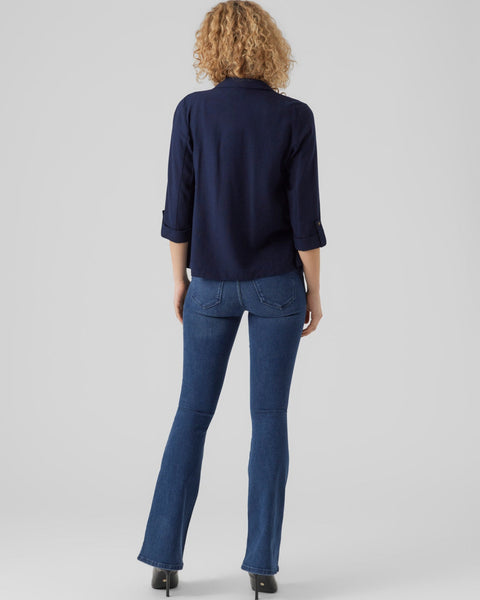 Women's versatile layering blazer combining comfort, structure, and elegance.