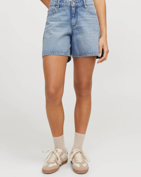 Women’s light wash denim shorts with clean vintage-inspired fit and everyday casual styling.
