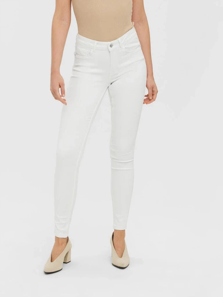 Women’s white skinny jeans with high-rise fit and stretch denim for sleek everyday casual style.