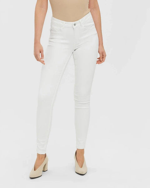 Women’s white skinny jeans with high-rise fit and stretch denim for sleek everyday casual style.
