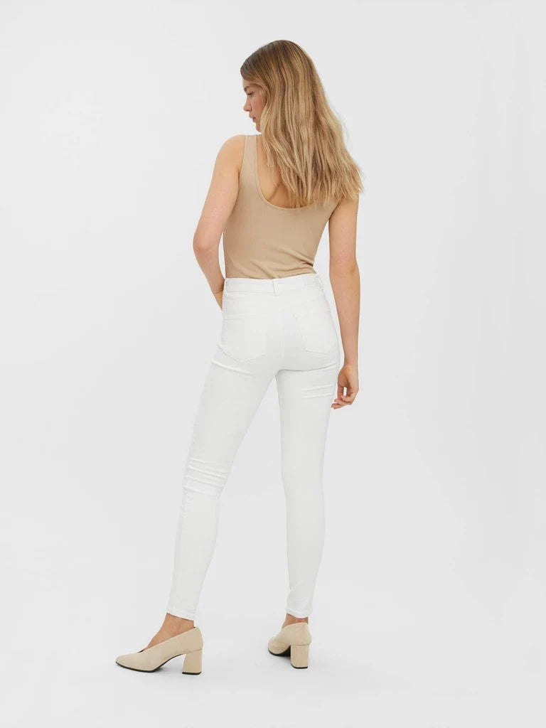 Elegant white skinny jeans for women with sleek silhouette and timeless casual wardrobe versatility.