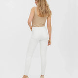 Elegant white skinny jeans for women with sleek silhouette and timeless casual wardrobe versatility.