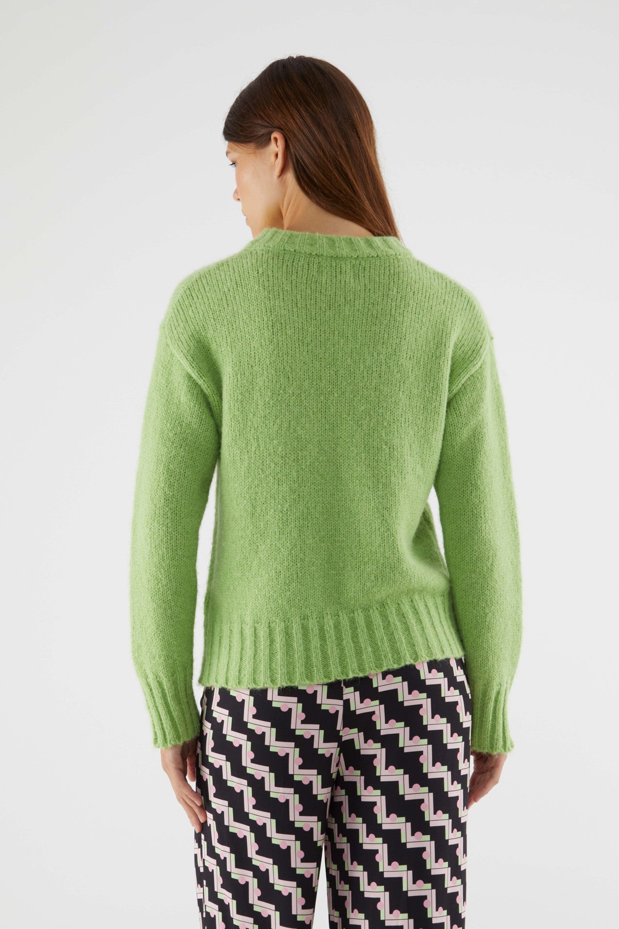 Casual chic women’s green pullover sweater with chunky ribbed accents and oversized cozy silhouette for everyday wear.