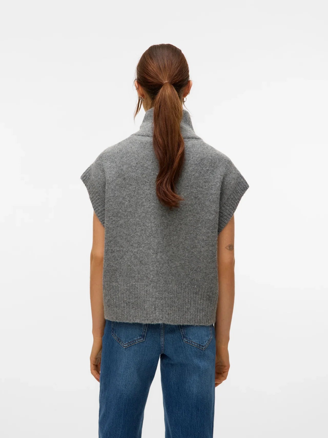 Women’s oversized gray knit vest with high collar and full zipper for trendy layered outfits with jeans and trousers.