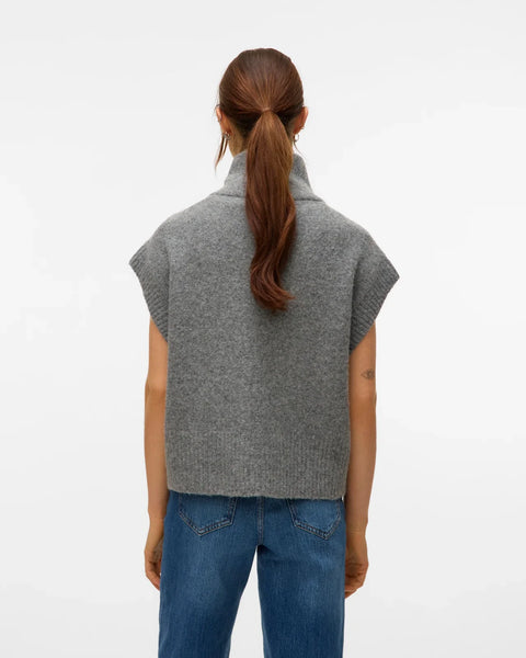 Women’s oversized gray knit vest with high collar and full zipper for trendy layered outfits with jeans and trousers.
