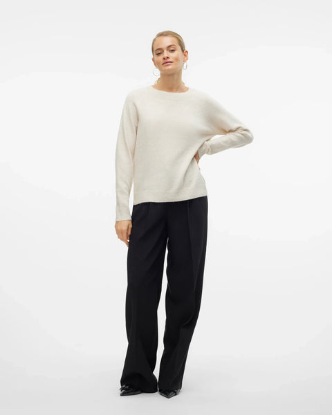 omen’s ivory long-sleeve sweater with classic crew neck for timeless fall outfits, winter fashion, and everyday wear.
