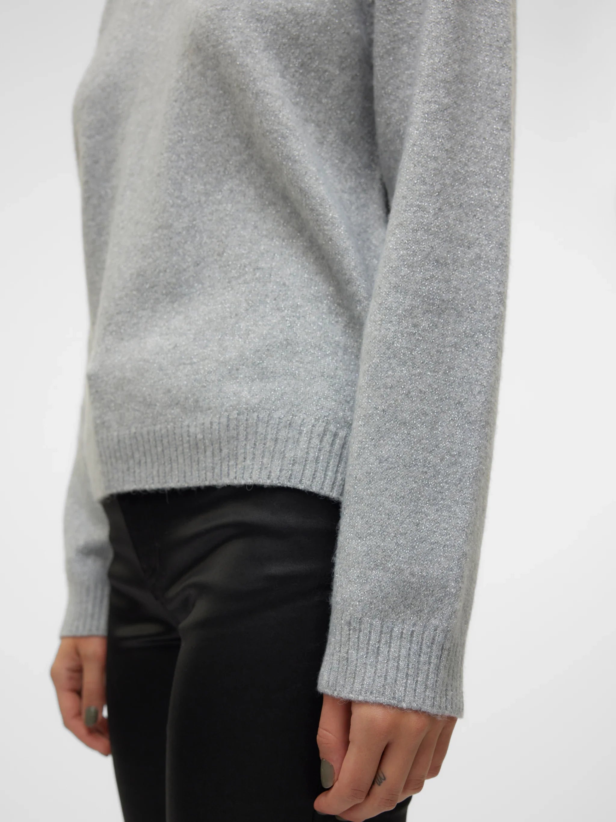Women's minimalist light grey crew neck sweater with relaxed silhouette for work, weekend and transitional season outfits.