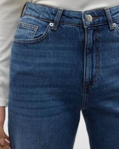 Boutique-style women’s denim jeans with relaxed straight fit and clean minimalist fashion aesthetic.